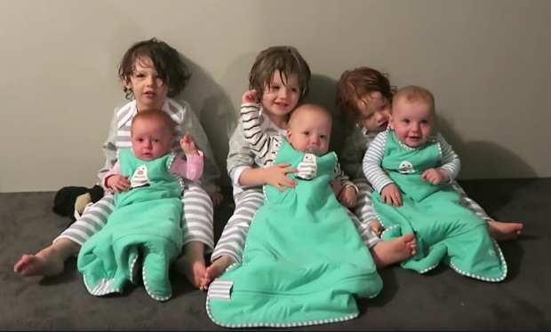 Mama kann kaum ihren Augen trauen, als der Super Papa sechs Babys alleine fürs Bett fertig macht