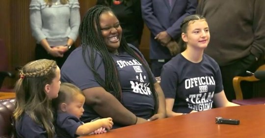 Afroamerikanische Lehrerin, die drei weiße Pflegekinder adoptiert hat, sagt:  Liebe hat keine Farbe 