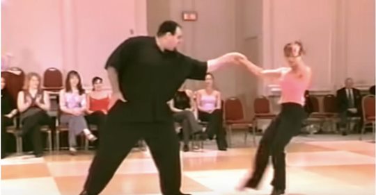 Swing Dancing Duo zeigt spontan großartige Moves