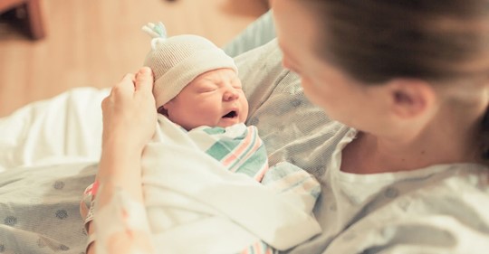 Unfassbarer Vorfall Während Frau sich von Geburt erholt: Schwiegermutter nennt Baby um