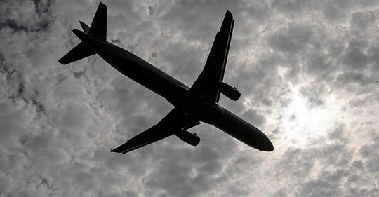 Flugzeug Notlandung in München: 18 Jährige bringt Kind in 10.000 Metern Höhe zur Welt