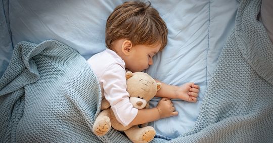 Schlafenszeiten für Kinder Um welche Uhrzeit sollten Babys, Kleinkinder und Kinder schlafen gehen? Diese Tabelle zeigt's!