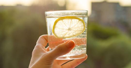 Zitronenwasser am Morgen: 5 Gründe, es täglich zu trinken
