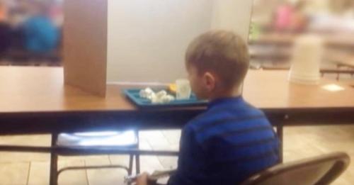 Mutter besucht in der Mittagspause ihren 6-jährigen Sohn, um herauszufinden, dass Lehrer ihn 