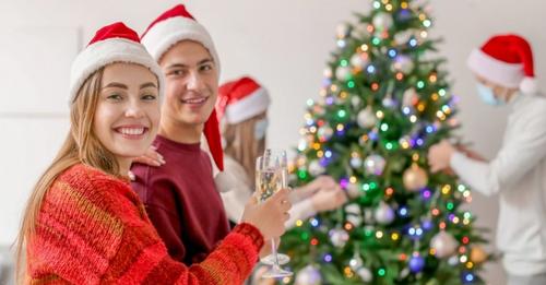 Diese Familie schmückt den Weihnachtsbaum schon im Oktober, „um die Feierlichkeiten länger andauern zu lassen“