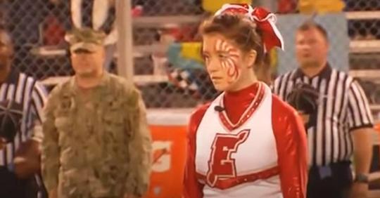 Teenie Cheerleaderin vermisst ihren Marine Vater, weiß aber nicht, dass er hinter ihr steht