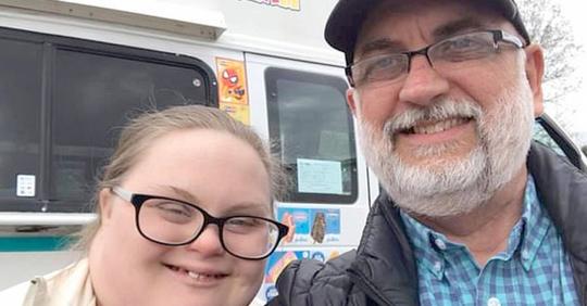Er kauft einen Eiswagen, um seine beiden Kinder mit Down Syndrom arbeiten zu lassen