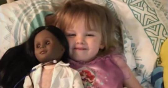 2 jähriges Mädchen muss ihre Puppen Wahl vor Kassiererin rechtfertigen