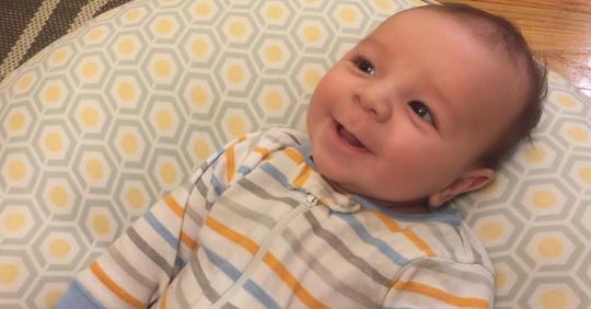 Süßes zwei Monate altes Baby spricht erstes tatsächliches Wort – Mutter kann sich nicht mehr beruhigen