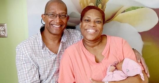 Sie ist 50, er ist 61 und sie haben ihr erstes Kind zur Welt gebracht: ein 'Wundermädchen' (+VIDEO)