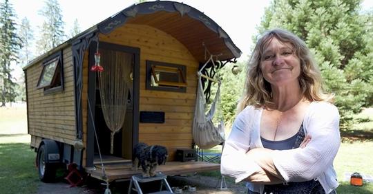 Eine Frau hat 13.000 Euro ausgegeben, um ein Wohnwagen-Tiny House zu bauen, das sich sehen lassen kann