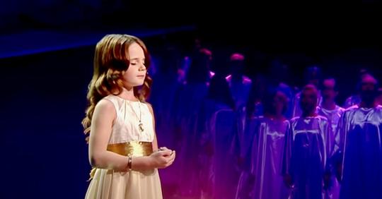 Ein kleines Mädchen bereitet sich dafür vor einen der 'schwierigsten Songs' der Welt zu singen.