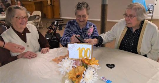 Eine Frau aus Kansas wird als dritte Schwester 100 Jahre alt – und feiert mit ihren 104 und 102 Jahre alten Geschwistern
