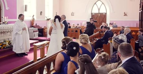 Zeremonie wird von einer Stimme von hinten unterbrochen - als die Braut sich umdreht, fängt sie an zu weinen