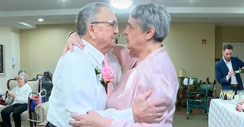 Alles, was es brauchte, war ein einziger Tanz für zwei verwitwete Senioren in betreutem Wohnen, um sich zu verlieben
