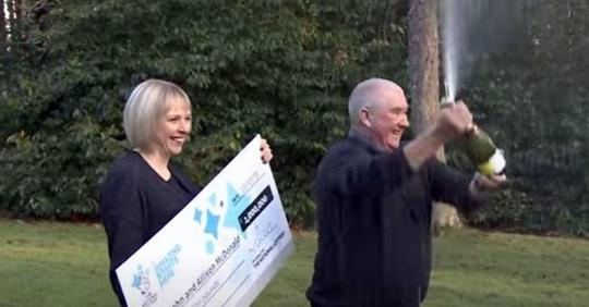 Ein Paar gewinnt 2,2€ Millionen im Lotto und erfährt nur ein paar Tage später, dass ihr Sohn endlich krebsfrei ist