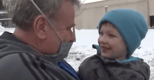 Schneepflugfahrer entdeckt 5-Jährigen, der am frühen Morgen im Schlafanzug allein durch die Kälte irrt