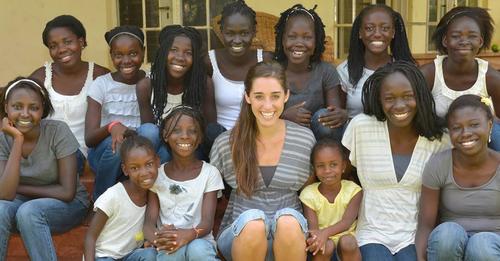Als Teenagerin geht Katie Davis nach Uganda – 18 Monate später ist sie Mutter von 13 Mädchen