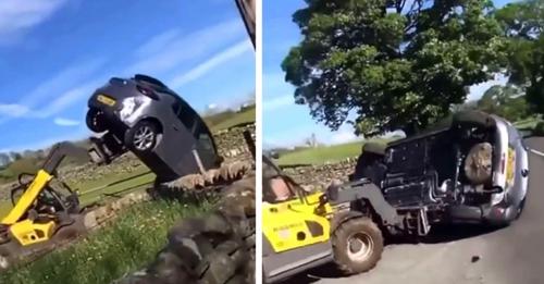 Ein Auto blockiert die Einfahrt eines Landwirts: Er entfernt es mit seinem Traktor (+ VIDEO)