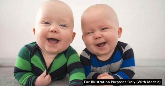 Mutter von Zwillingsjungen tätowiert eines der Kleinkinder, um die Kinder auseinanderhalten zu können und sorgt damit für Empörung