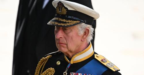 Trauerzug für Queen: König Charles versteckt Tränen nicht