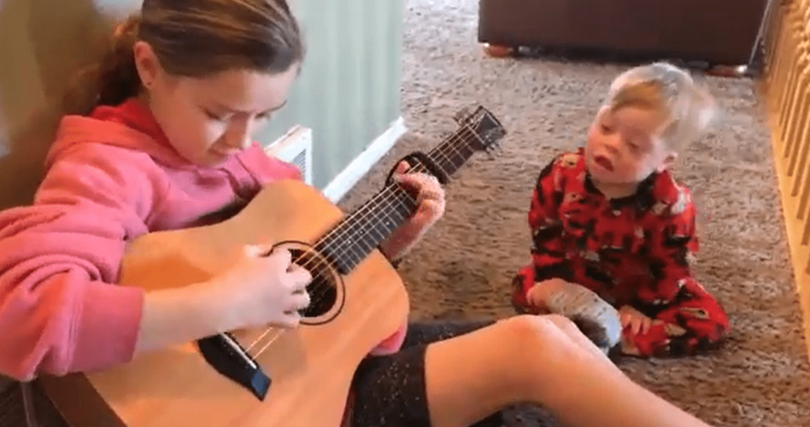 2 Jähriger mit Down Syndrom kann kaum sprechen, aber wenn seine Schwester zu singen beginnt, geschieht Wunder