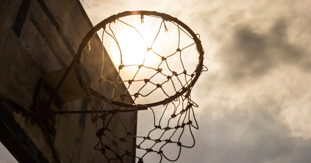 8-jähriger Junge stirbt beim Basketballspielen im Haus durch tragischen Unfall