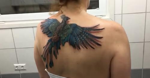 Diese Frau ließ sich ein einzigartiges Tattoo stechen… Du wirst überrascht sein, wenn du siehst, was dieses Tattoo kann!