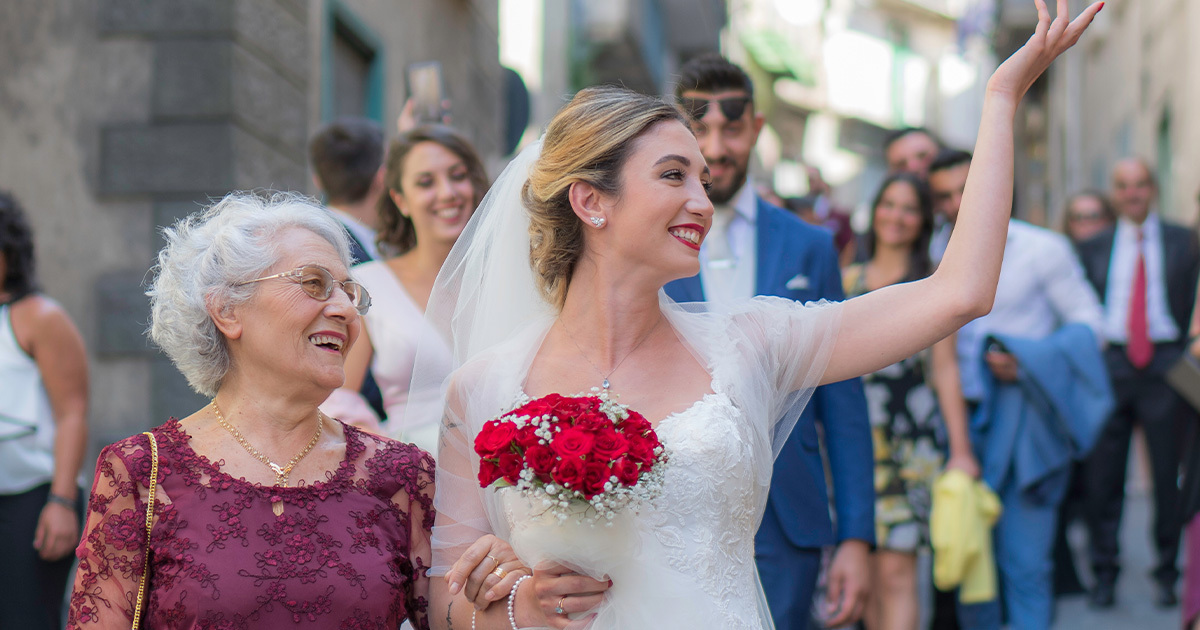 102 Jahre alte Großmutter kann nicht an Hochzeit von Enkelin teilnehmen – also hält diese eine Überraschung parat