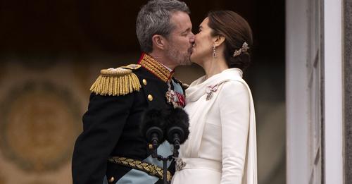 Nach Affärengerüchten: König Frederik und Mary küssen sich